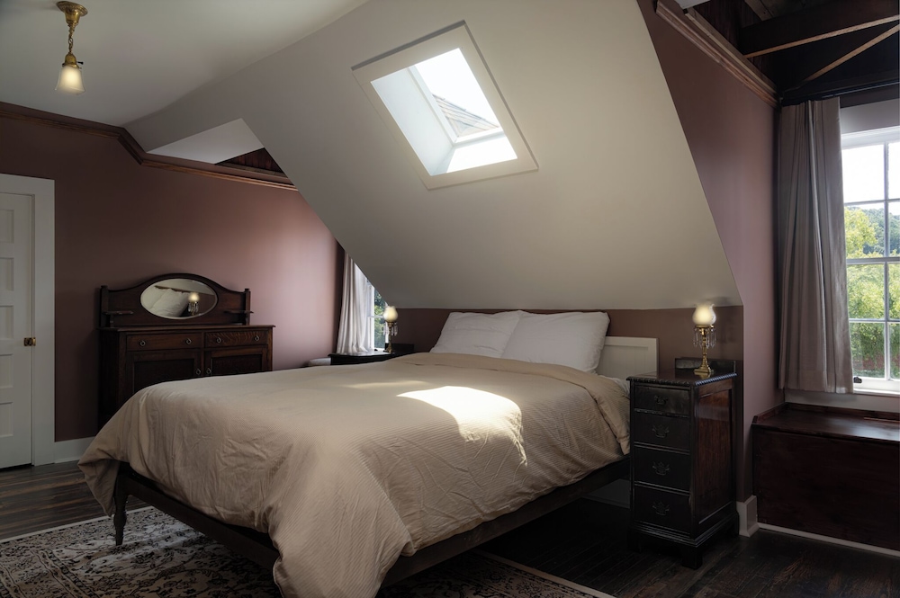 The NuWray Hotel & Carriage House - photo 33