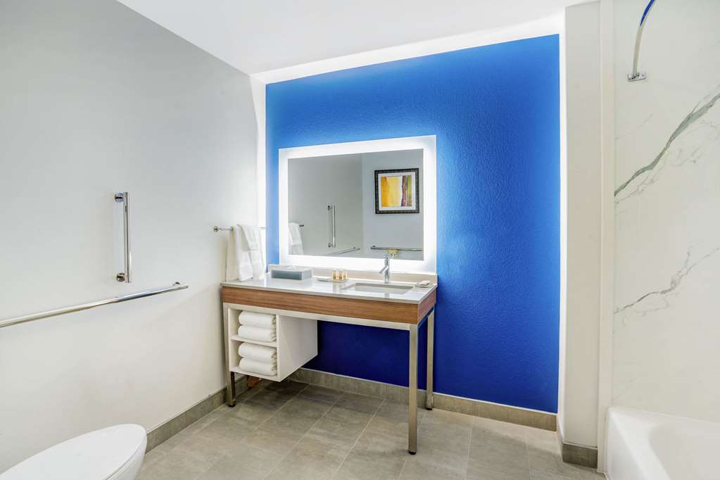 La Quinta Inn & Suites by Wyndham Katy - photo 26