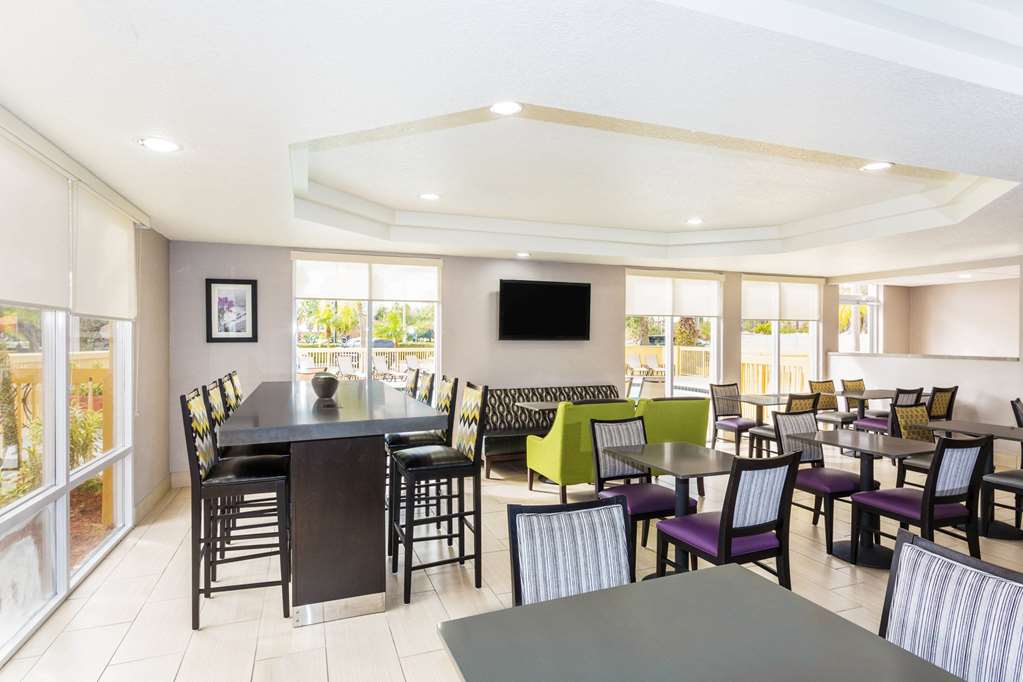 La Quinta Inn & Suites by Wyndham Orlando Universal area - photo 44