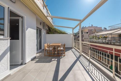 Spacious Athens Apt Large Balcony 200m To Metro — 4-Star Luxury Hotel in Athens, Greece