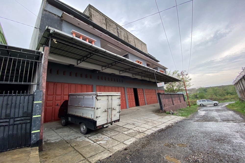 Hotel O Kost Nian Syariah Near SPBU Pertamina 74.91657 Mattirotasi Sidrap in Parepare, Indonesia
