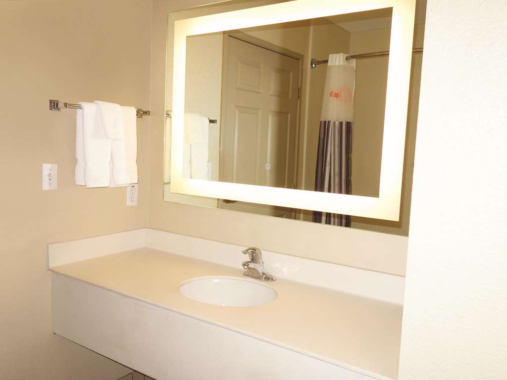 La Quinta Inn & Suites by Wyndham Corpus Christi Northwest - photo 34