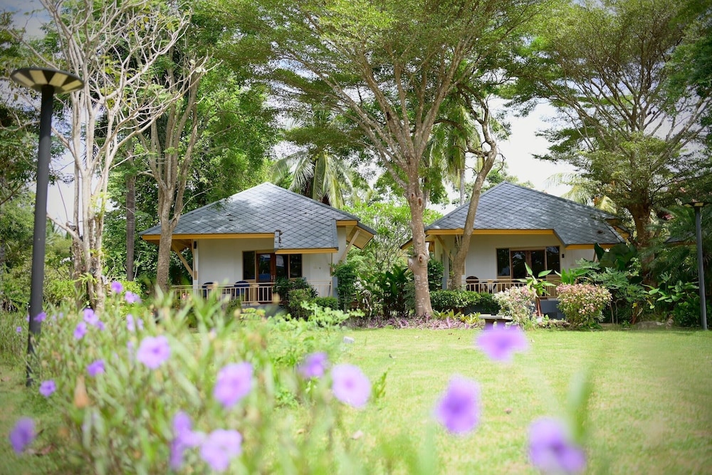 Saphli Villa Beach Resort in Chumphon, Thailand