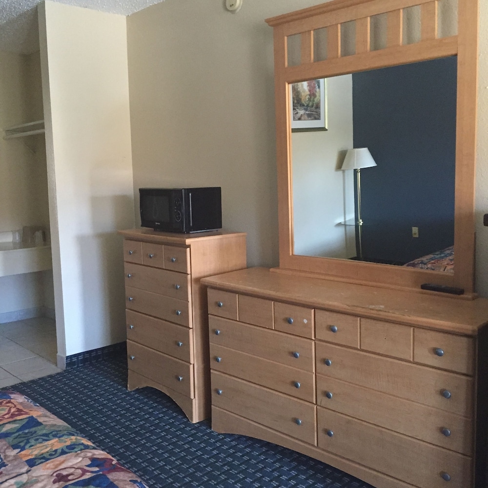 Guest Inn & Suites - photo 10
