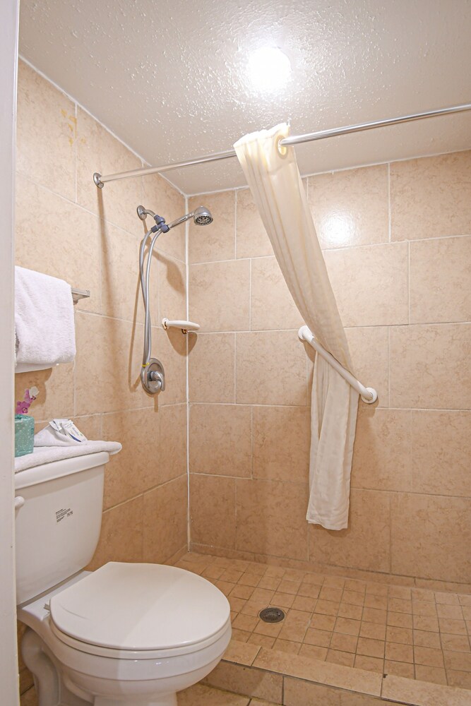 OYO Hotel Houston TX near Medical Center NRG Stadium - photo 19