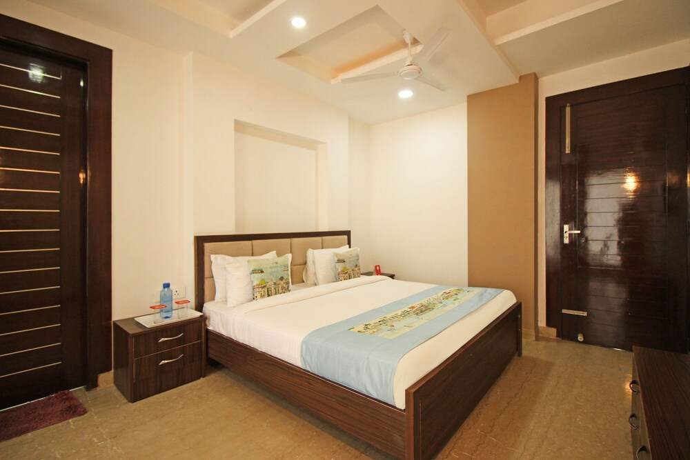 OYO Flagship 184 Spice Mall - last minute hotel in Noida