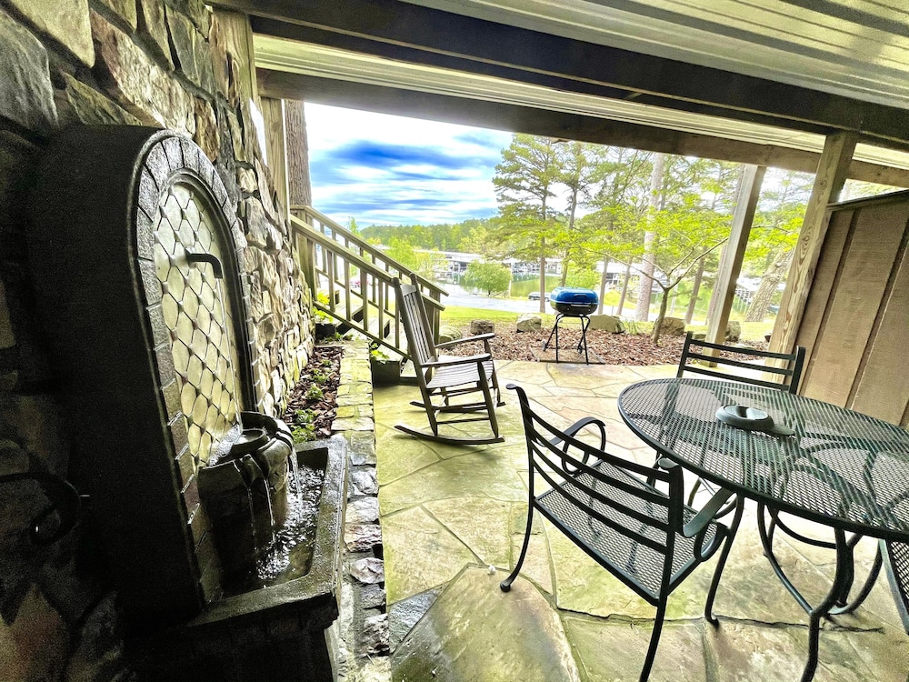 SU15 Spacious studio with full kitchen dining table and rock patio overlooking Lake Ouachita. by RedAwning - photo 17