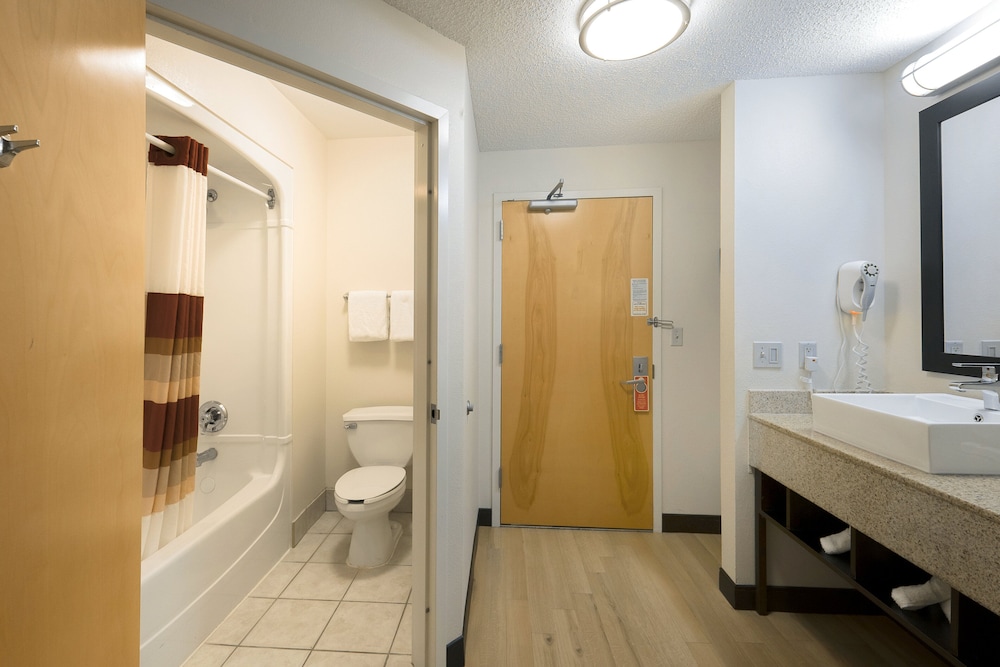 Red Roof Inn PLUS Long Island Garden City - photo 27