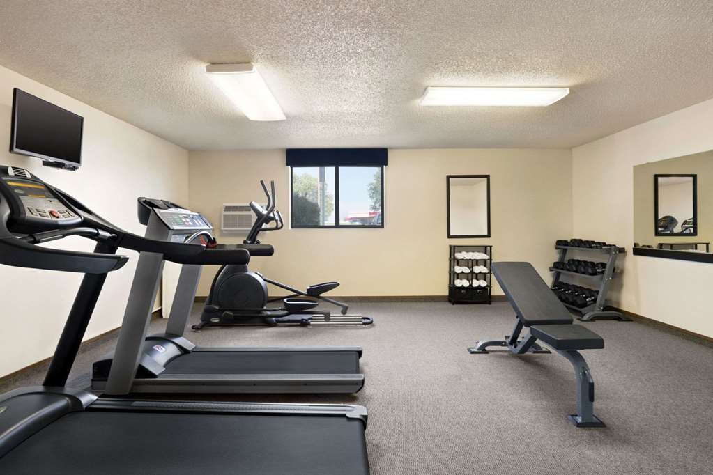 Super 8 by Wyndham Lincoln North - photo 11
