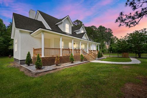 Grandma's Farm on 6 acres with Lighted Barn and River Access — 4-Star Luxury Hotel in Burgaw, United States