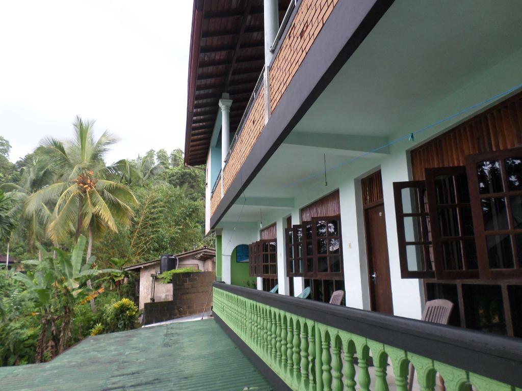 Rathna Gems Halt in Ratnapura, Sri Lanka