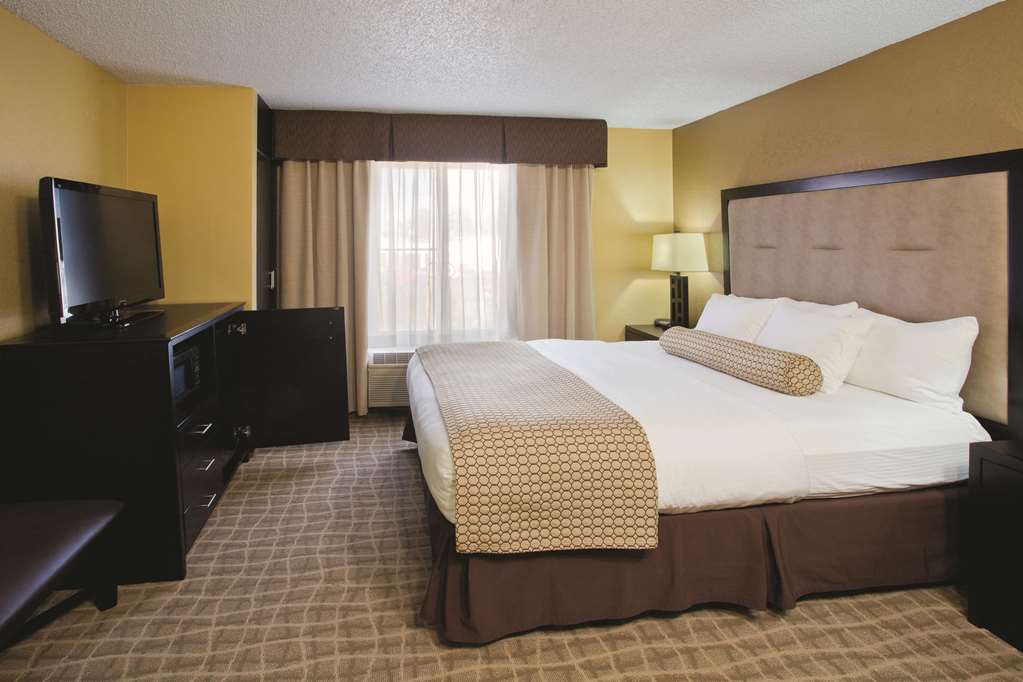 La Quinta Inn & Suites by Wyndham Hot Springs - photo 15