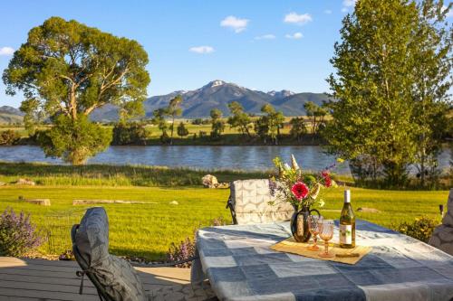 River Run - carbon neutral hotel in Unknown City
