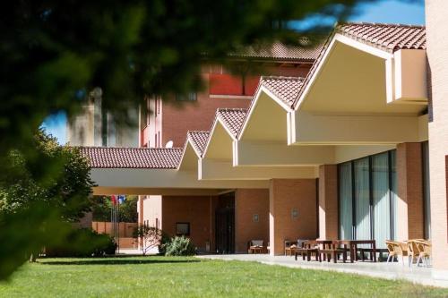 Hotel Puerta de Sahagun — 4-Star Luxury Hotel in Sahagun, Spain