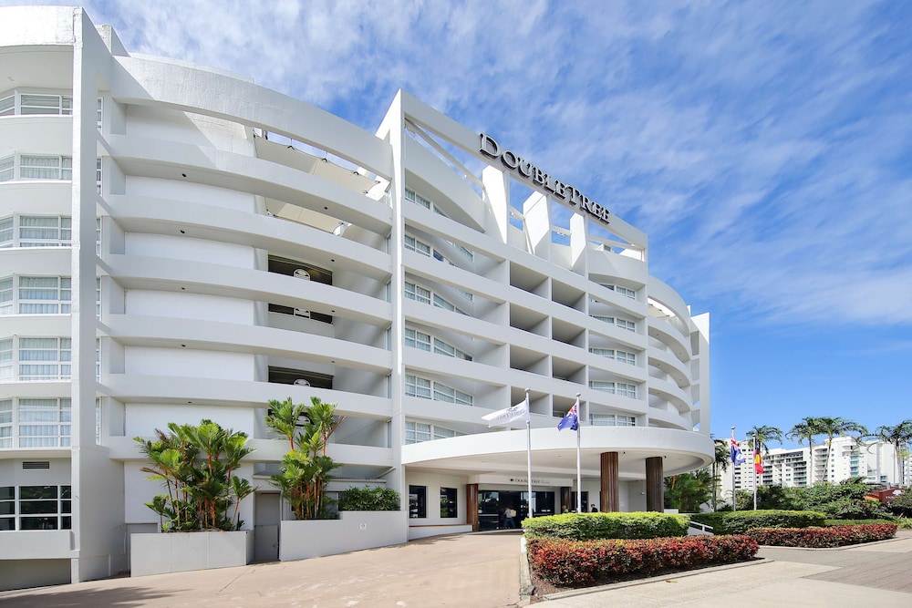 DoubleTree by Hilton Cairns