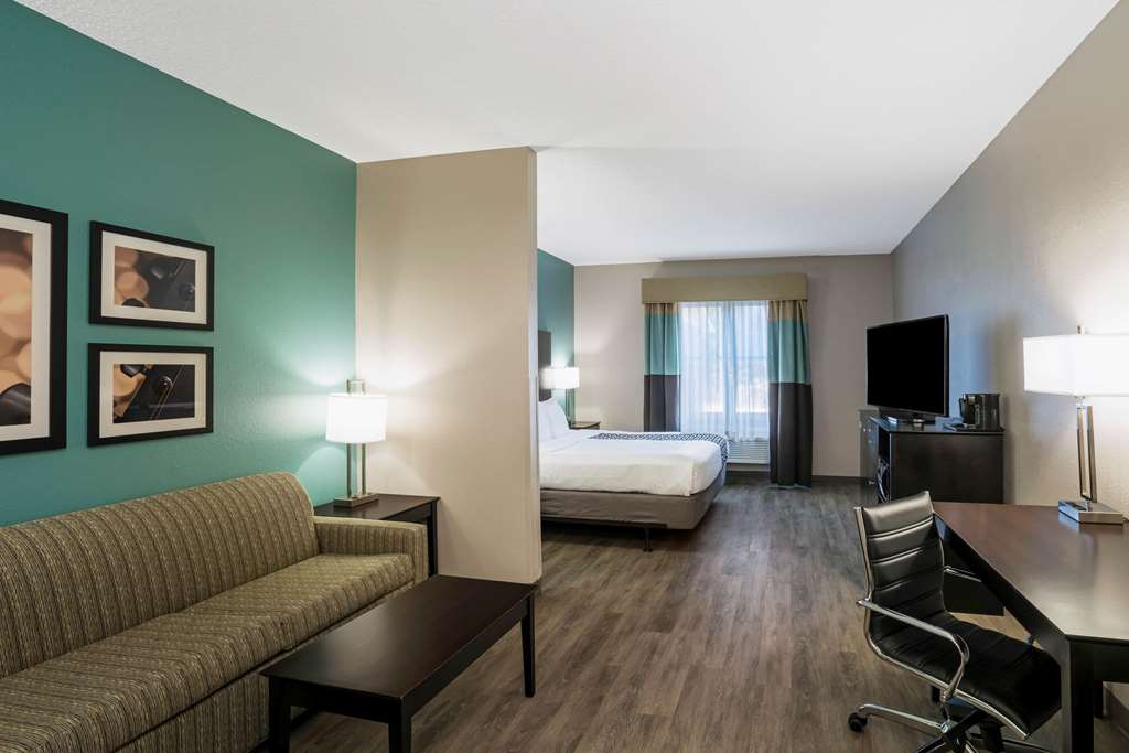 La Quinta Inn & Suites by Wyndham Lebanon - photo 8