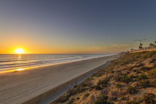 Remodeled Beach Bungalow Block to the Beach — 4-Star Luxury Hotel in Carlsbad, United States