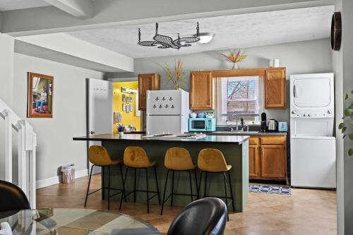 Cozy Downtown Stay W Private Backyard Parking — Louisville