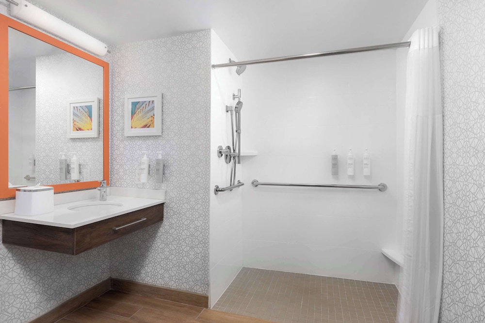 Hampton Inn Louisville Airport - photo 17
