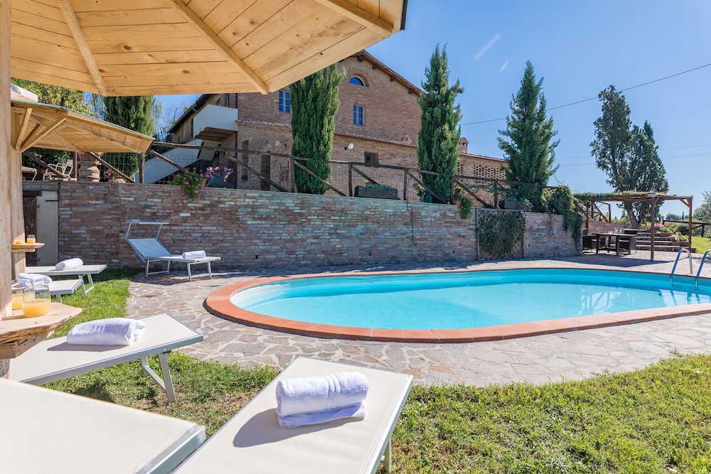 Podere Albereto — 4-Star Luxury Hotel in Buonconvento, Italy