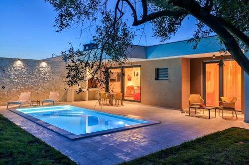 Villa Solis Modern Villa for a romantic retreat heated pool — 4-Star Luxury Hotel in Liznjan, Croatia