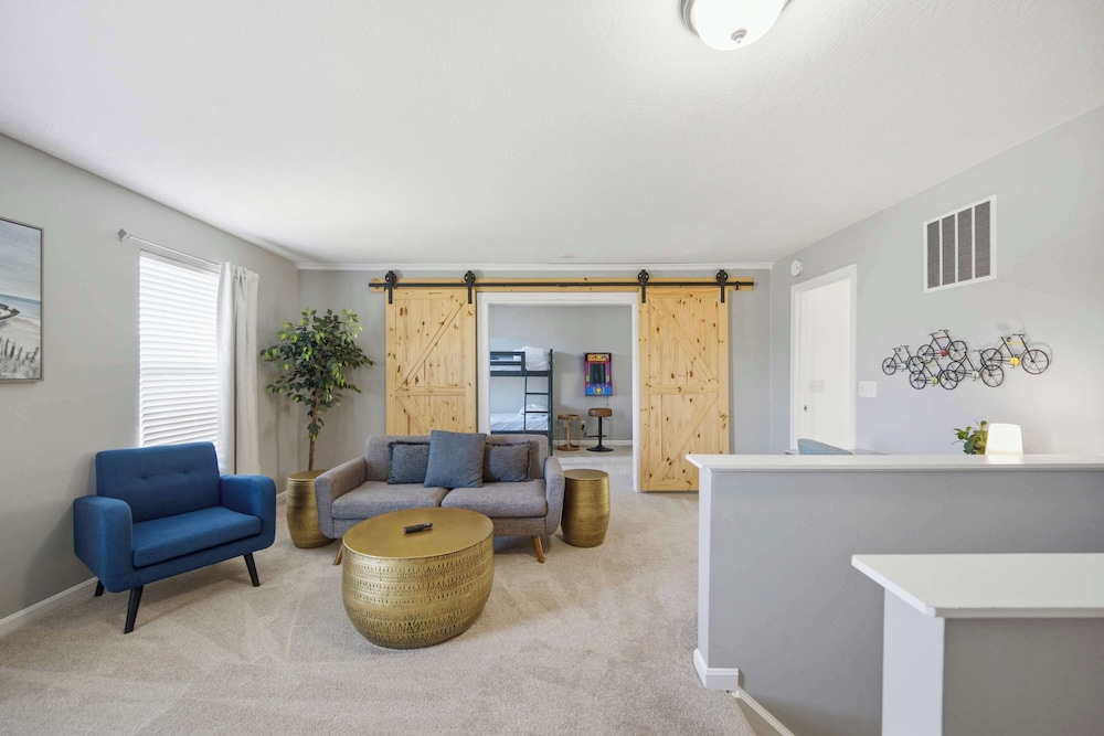 Ark & Creation Retreat For 12 — 4-Star Luxury Hotel in Walton, United States
