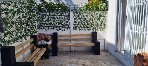 Oasis Renovated Queen extra length bed apartment