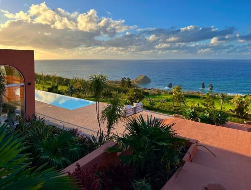 Villa Anna Splendid Sunset Ocean Front — 4-Star Luxury Hotel in Mosteiros, Portugal