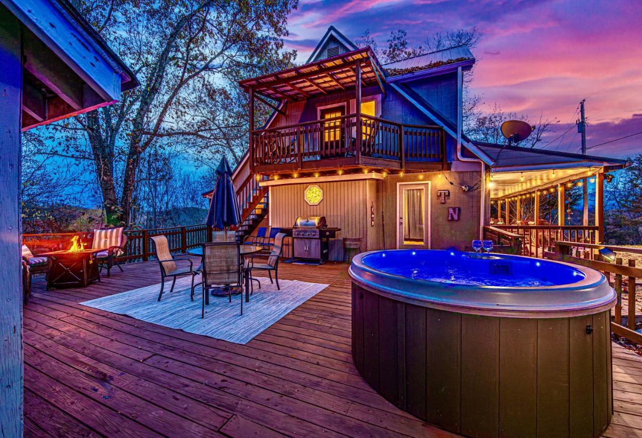 Creek King Beds Wow Views Private New Patio Spa Close to Town in Sevierville, United States