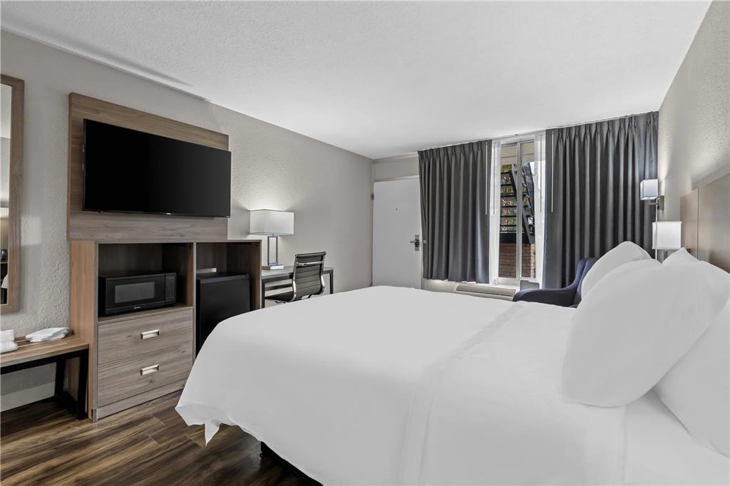 Golden Palms Inn & Suites - photo 9