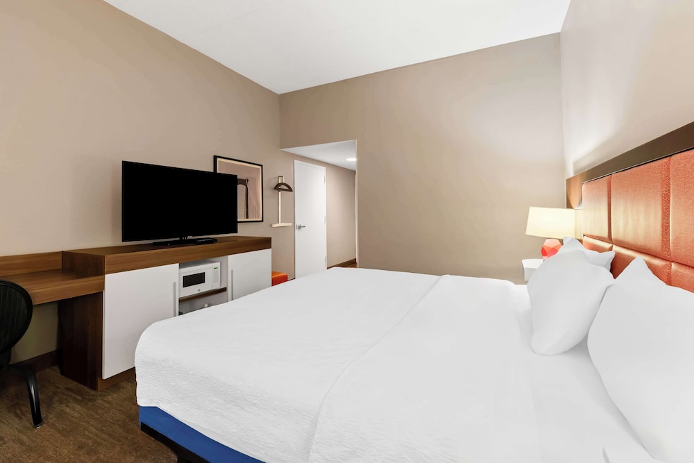 Hampton Inn Pennsville - photo 9