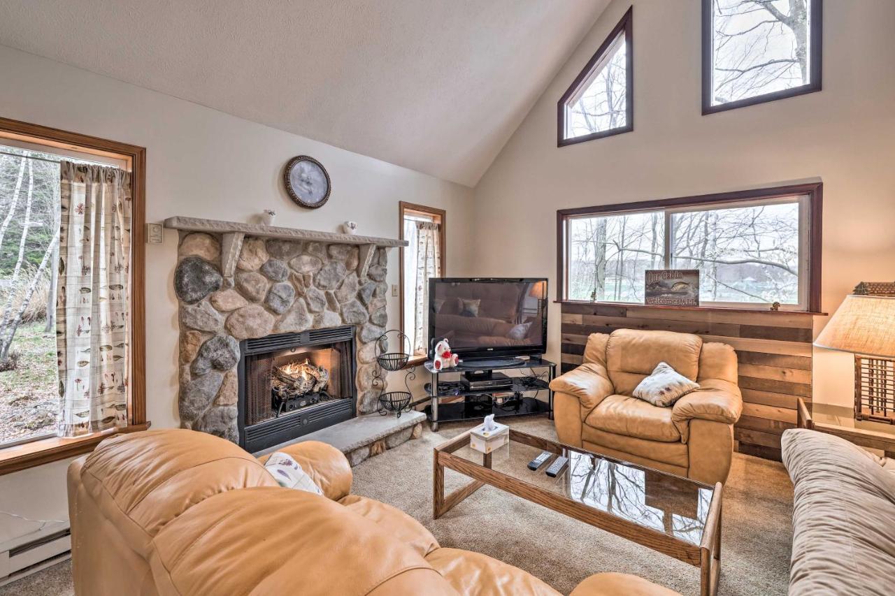 Walk to Beach Lakefront Pocono Escape with Fire Pit — hotel in Mount Pocono