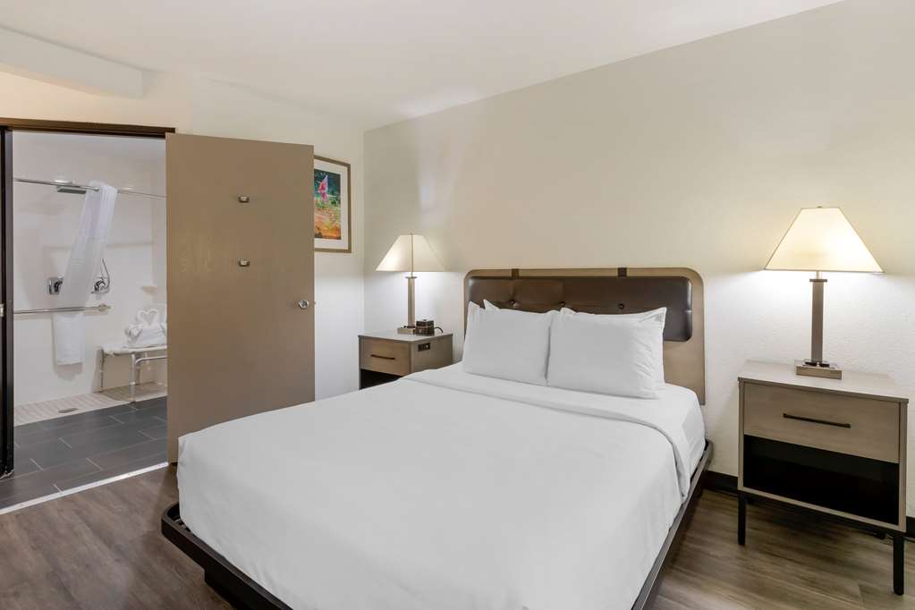 La Quinta Inn & Suites by Wyndham Des Moines West Clive - photo 62