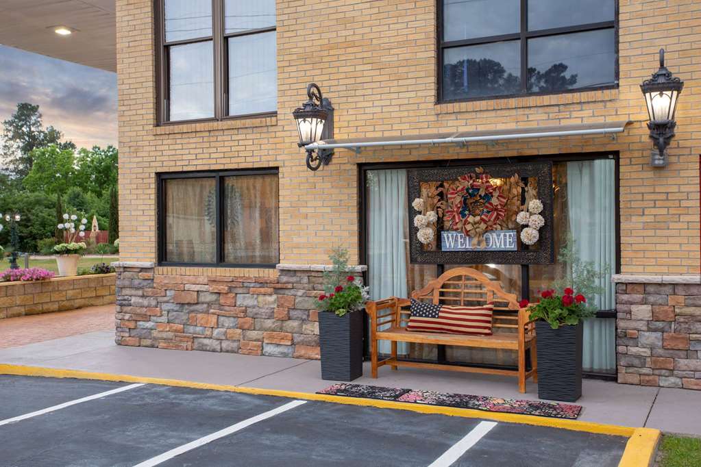 Days Inn by Wyndham Lake City - photo 6