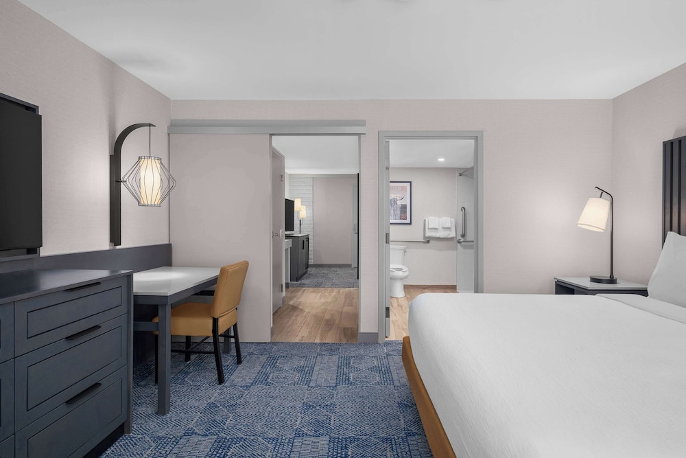 Embassy Suites by Hilton El Paso - photo 24