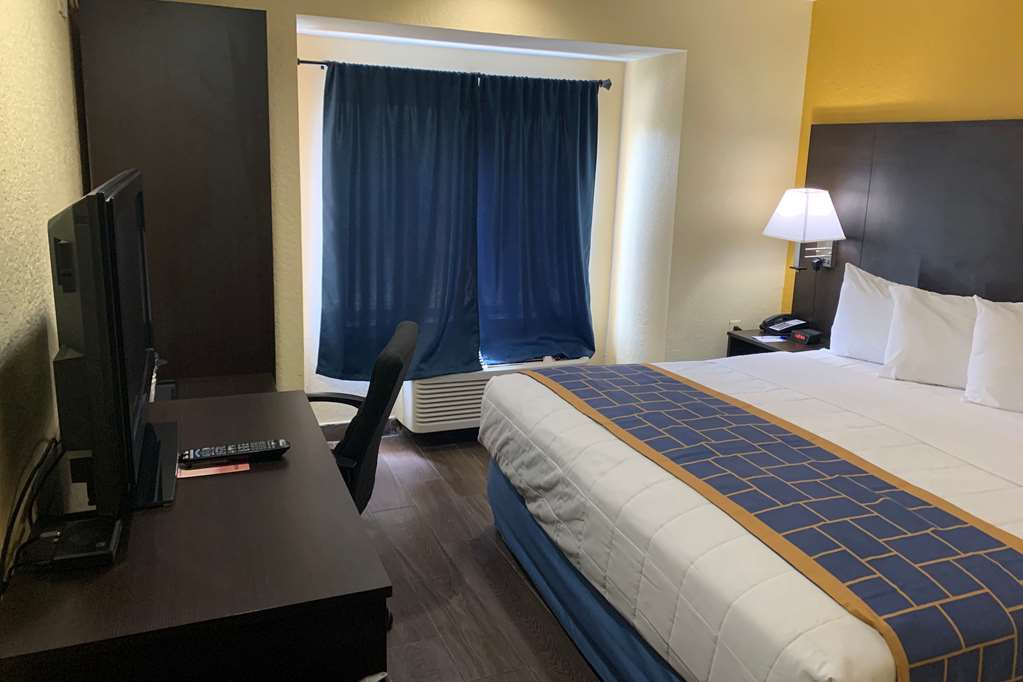 Days Inn & Suites by Wyndham Tampa Raymond James Stadium - photo 31