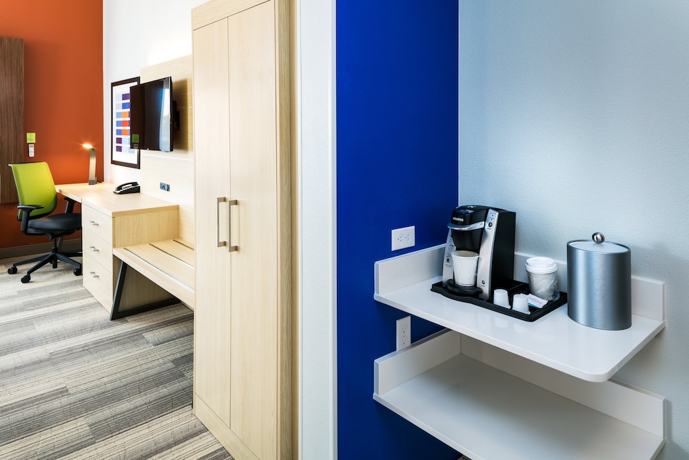 Holiday Inn Express & Suites Bend South by IHG - photo 13