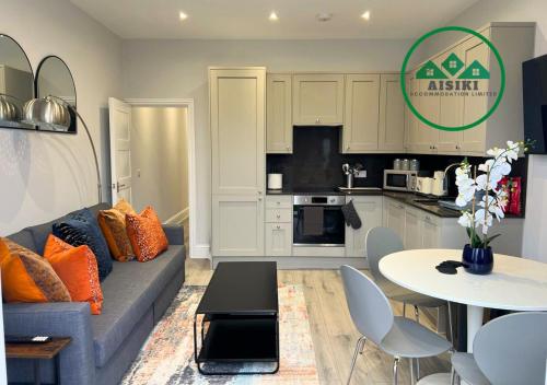 Aisiki Stays Apartments at Enfield Airconditioned & Pet Friendly Ground Floor 3 Bedroom & 2 Bathroom Flat King or Twin Beds with Garden Free WiFi and Parking Space — 4-Star Luxury Hotel in London, United Kingdom
