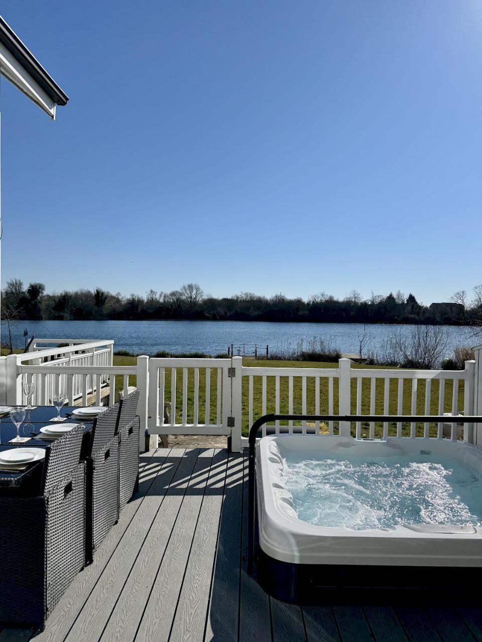 Hot Tub Medway Lodge Cotswold Water Park — 4-Star Luxury Hotel in South Cerney, United Kingdom
