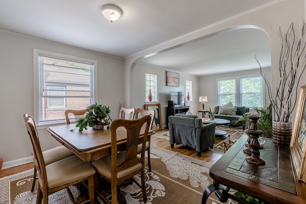 Enjoy Evanston Slow Down After a Busy Day Sight Seeing Walking Distance from Public Transportation apts — 4-Star Luxury Hotel in Evanston, United States