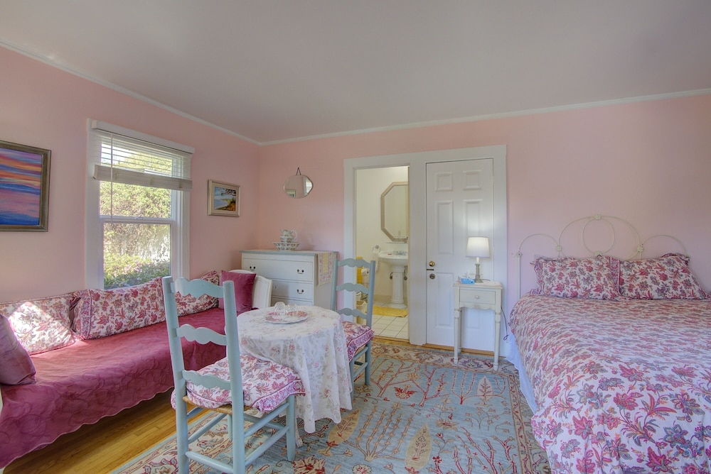 Secret Garden Inn and Cottages - photo 37