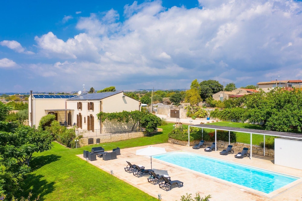 Villa Palazzola Large Private Pool Sea Views A C Wifi 2886 — 4-Star Luxury Hotel in Scicli, Italy