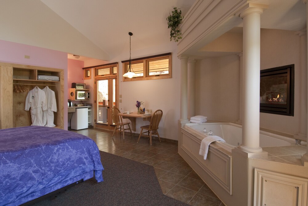 The Chalet Suites Boutique Hotel - photo 4