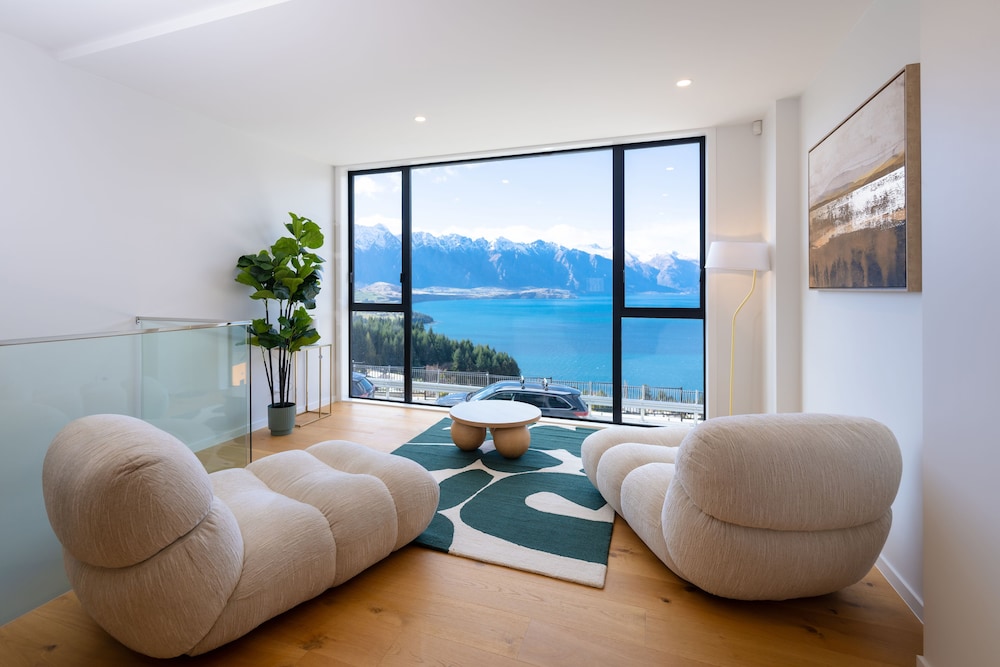 The Alpine Lakeview Luxe Retreat — Queenstown