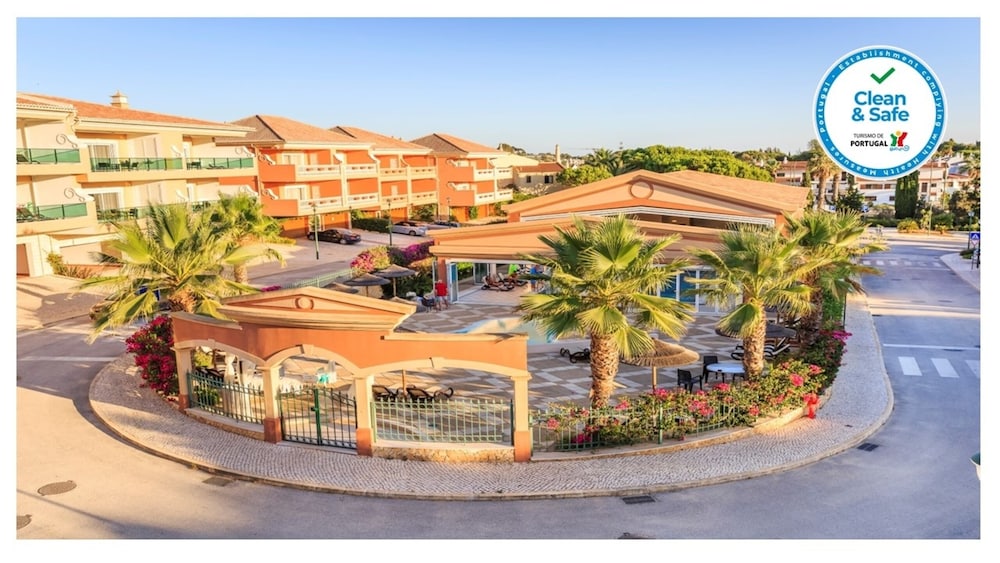 Lakeside Country Club Apartamentos Turísticos — 4-Star Luxury Hotel in Almancil, Portugal