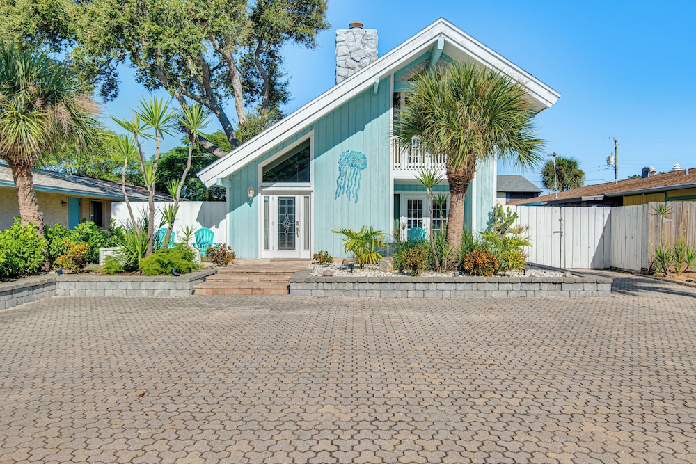 Cape Canaveral Cottage with Pool Walk to Beach — 4-Star Luxury Hotel in Cape Canaveral, United States