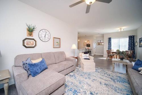 Main Floor Cozy 2 Bedroom Condo in Bettendorf — 4-Star Luxury Hotel in Bettendorf, United States