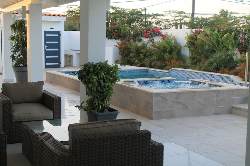 Palm Beach Getaway - carbon neutral hotel in Noord