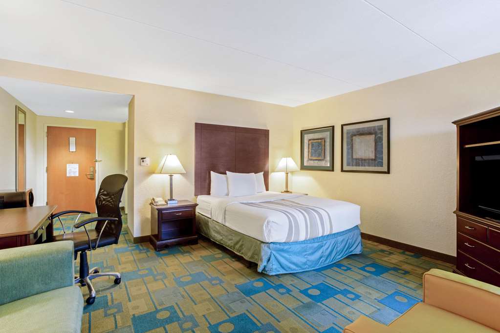 La Quinta Inn & Suites by Wyndham Boston Somerville - photo 22