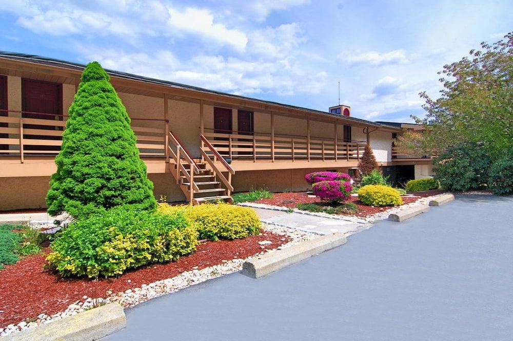 Econo Lodge Clarks Summit Scranton - photo 25